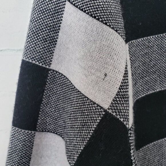 Talbots Merino Wool Plaid Check Cardigan Sweater Size M Gray Black *Tiny Flaw* - Picture 6 of 7